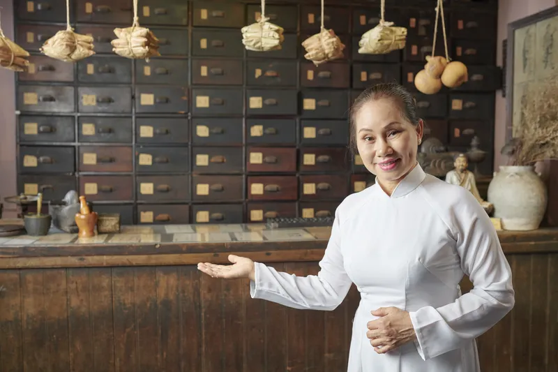 a welcoming TCM practitioner greeting couples for their first TCM fertility consultation in Singapore